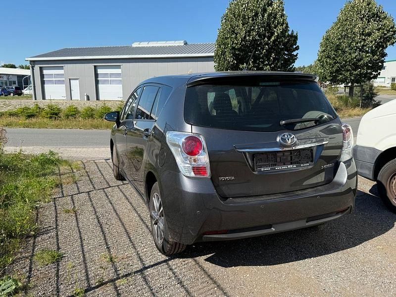 Gebraucht Toyota Verso Comfort 111 PS (81 kW) 2015 Grau Van / Kleinbus
