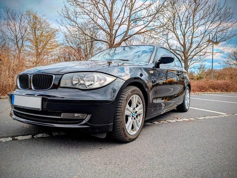 Gebraucht BMW 116 122 PS (89 kW) 2011 Schwarz Kleinwagen