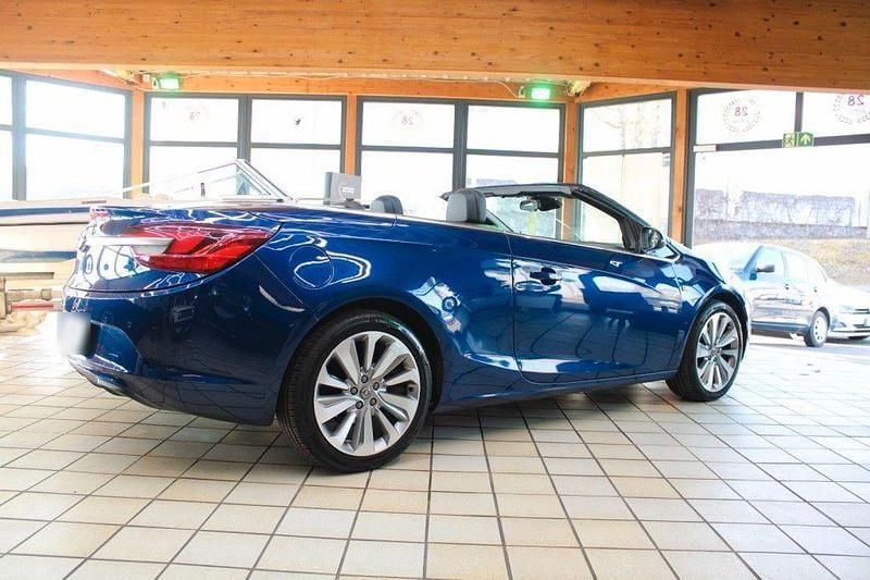Usado Opel Cascada Innovation 165 HP (121 kW) 2014 Azul Cabrios