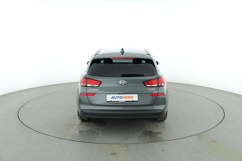 Gebraucht Hyundai i30 Select 120 PS (88 kW) 2022 Grau Kombi