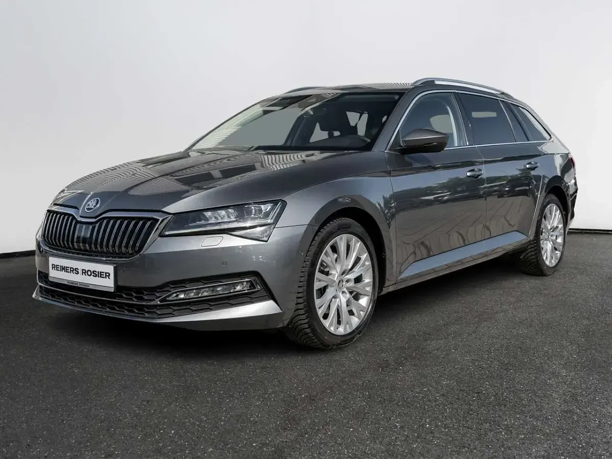 Gebraucht Skoda Superb Style 190 PS (139 kW) 2023 Grau Kombi