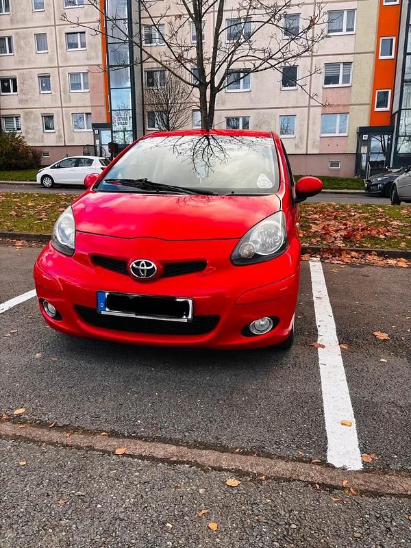 Rot Gebraucht 2010 Toyota Aygo Kleinwagen | 1.650 € (Guter Preis) - Bild 1/4