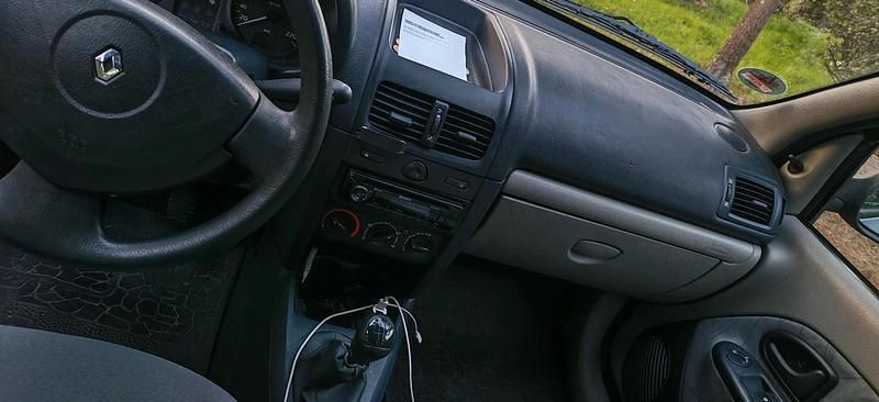 Gebraucht Renault Clio II 58 PS (42 kW) 2001 Silber Kleinwagen