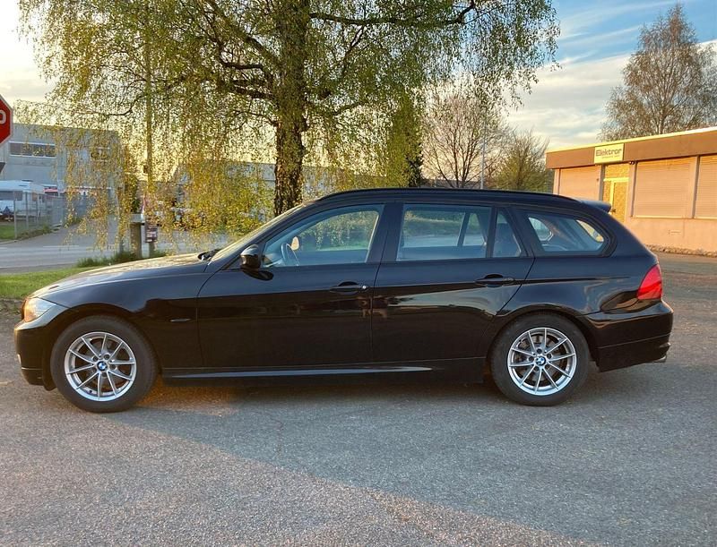Gebraucht BMW 318 143 PS (105 kW) 2012 Schwarz Kombi
