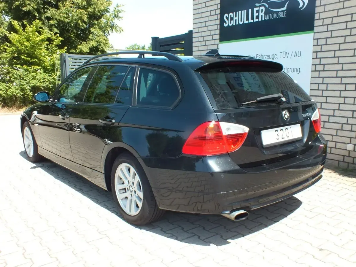 Gebraucht BMW 320 170 PS (125 kW) 2008 Schwarz Kombi