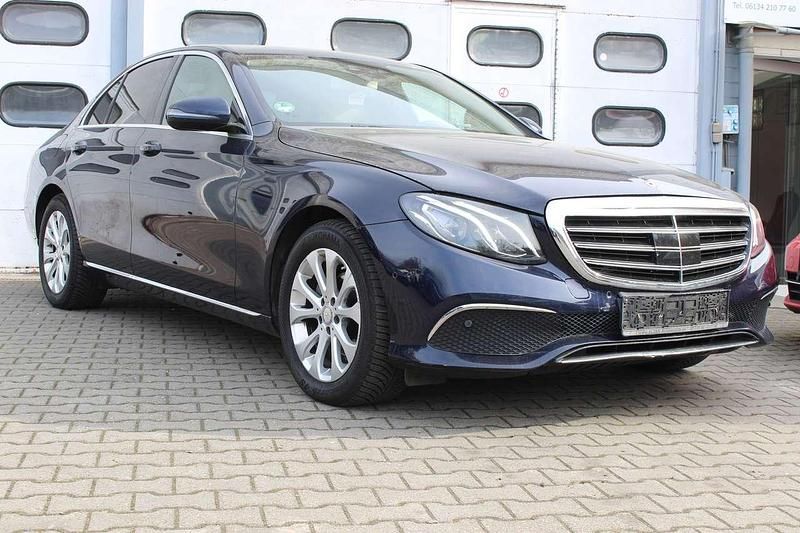 Gebraucht Mercedes E220 194 PS (142 kW) 2016 Cavansitblau  metalliclack Limousine