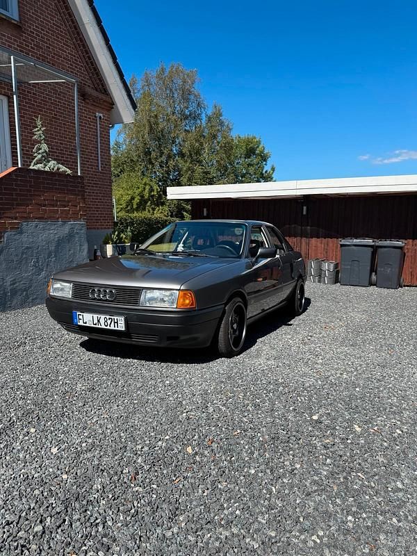 Grau Gebraucht 1987 Audi 80 Limousine | 3.700 € - Bild 1/4