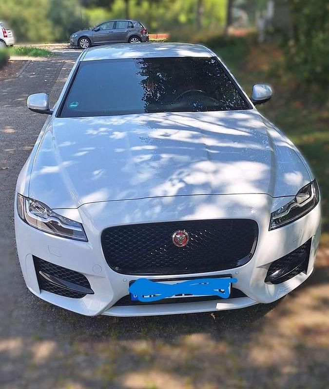 Weiß Gebraucht 2018 Jaguar XF Ingenium Limousine | 18.500 € (Fairer Preis) - Bild 1/4