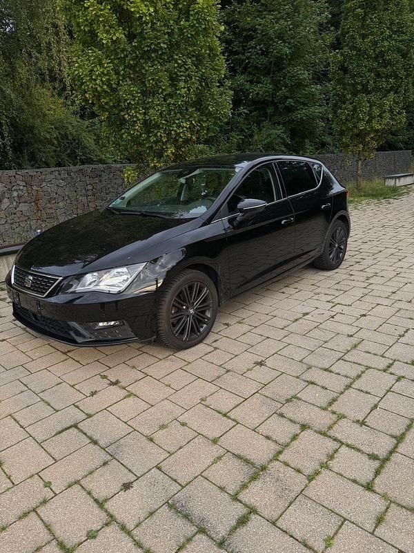 Schwarz Gebraucht 2020 Seat Leon XCELLENCE Limousine | 18.200 € (Fairer Preis) - Bild 1/4