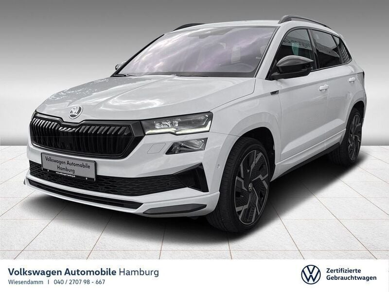Moonweiß perleffekt Gebraucht 2022 Skoda Karoq SportLine SUV | 31.930 € (Fairer Preis) - Bild 1/4