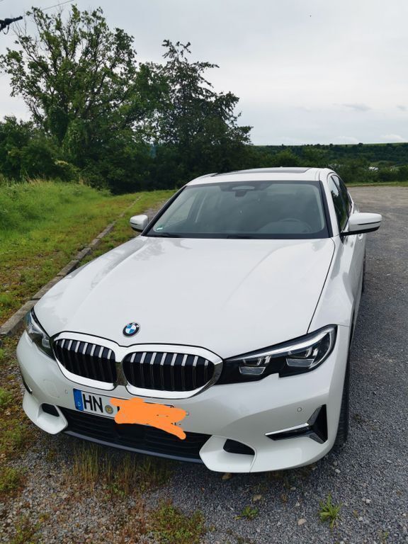 Weiß Gebraucht 2020 BMW 320 Luxury Line Limousine | 27.000 € (Superpreis) - Bild 1/4