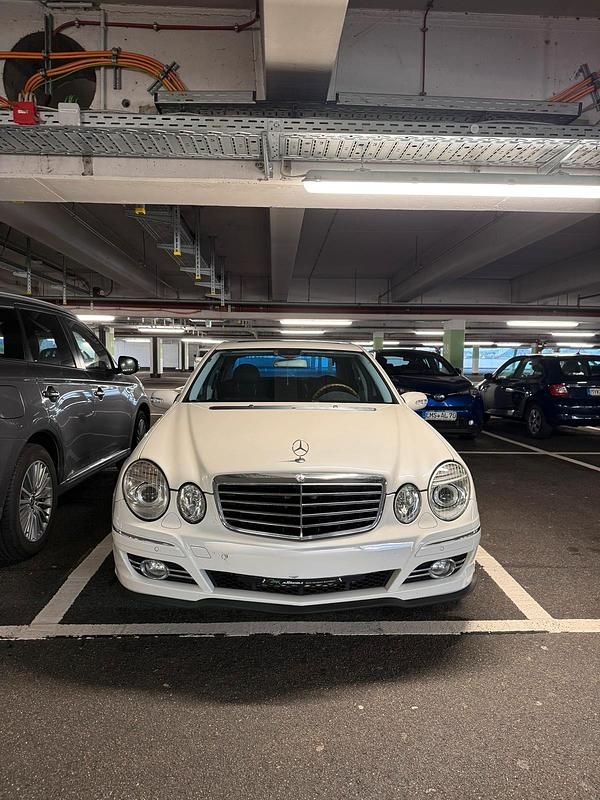 Weiß Gebraucht 2002 Mercedes E500 Limousine | 9.999 € (Fairer Preis) - Bild 1/4