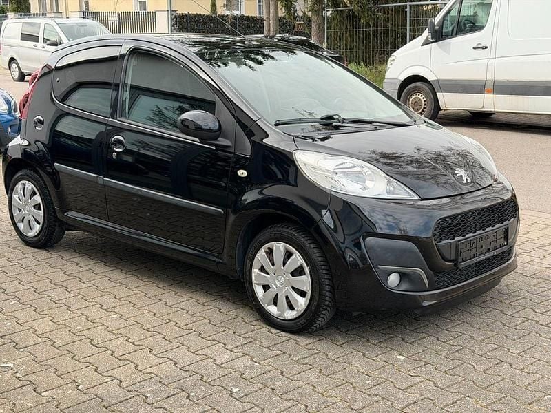 Gebraucht Peugeot 107 Active 68 PS (50 kW) 2012 Schwarz Kleinwagen