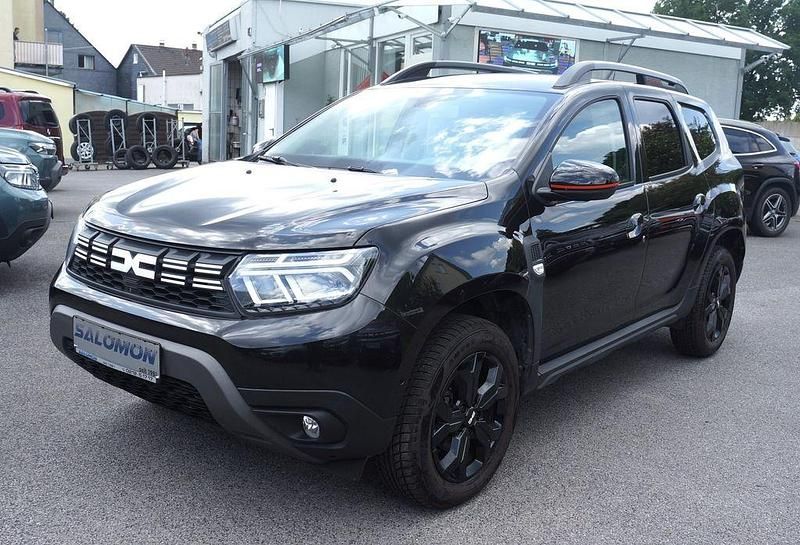 Perlmuttschwarzmet (metallic) Gebraucht 2023 Dacia Duster Adventure SUV | 19.980 € (Guter Preis) - Bild 1/4