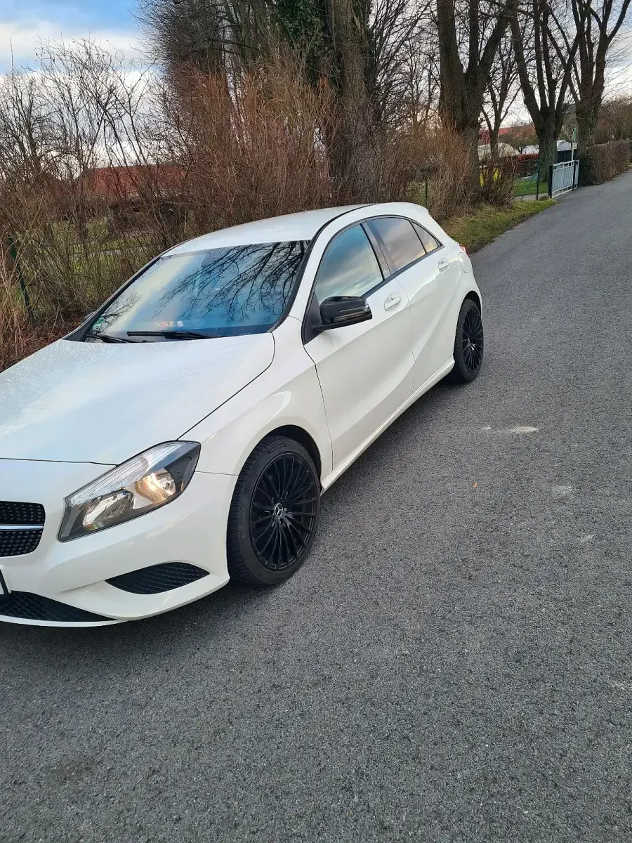 Gebraucht Mercedes A180 122 PS (89 kW) 2012 Weiß Kleinwagen