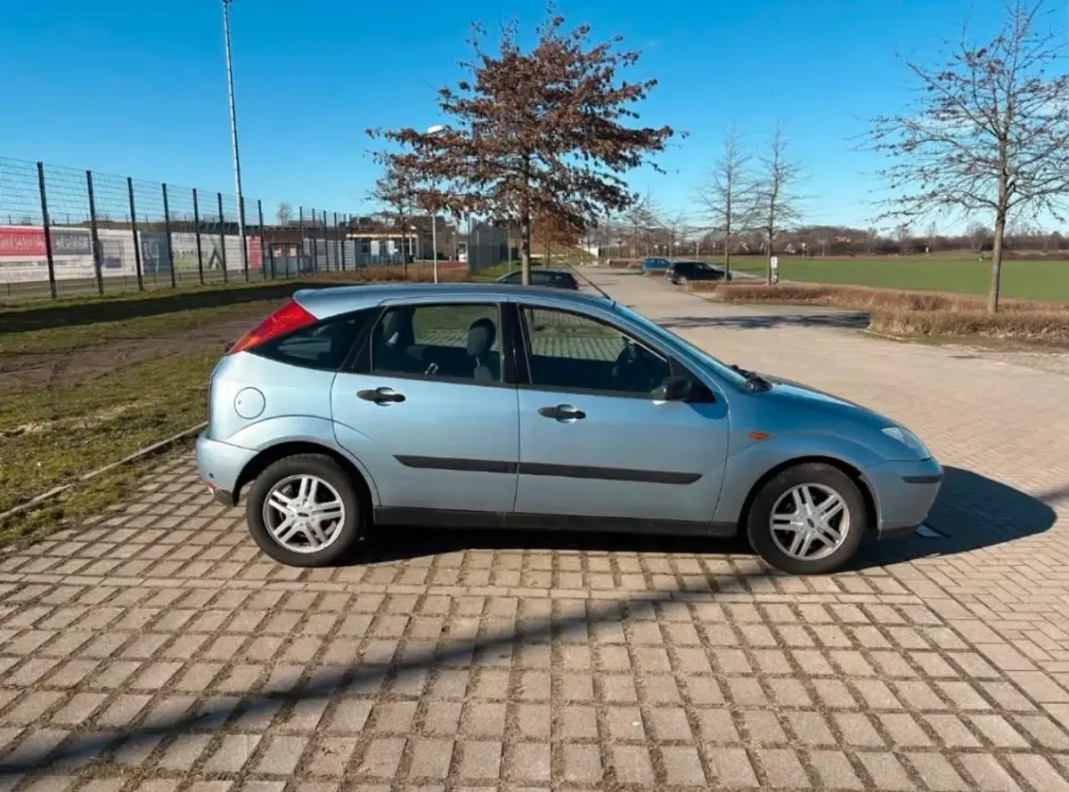 Gebraucht Ford Focus 101 PS (74 kW) 2003 Blau Kleinwagen
