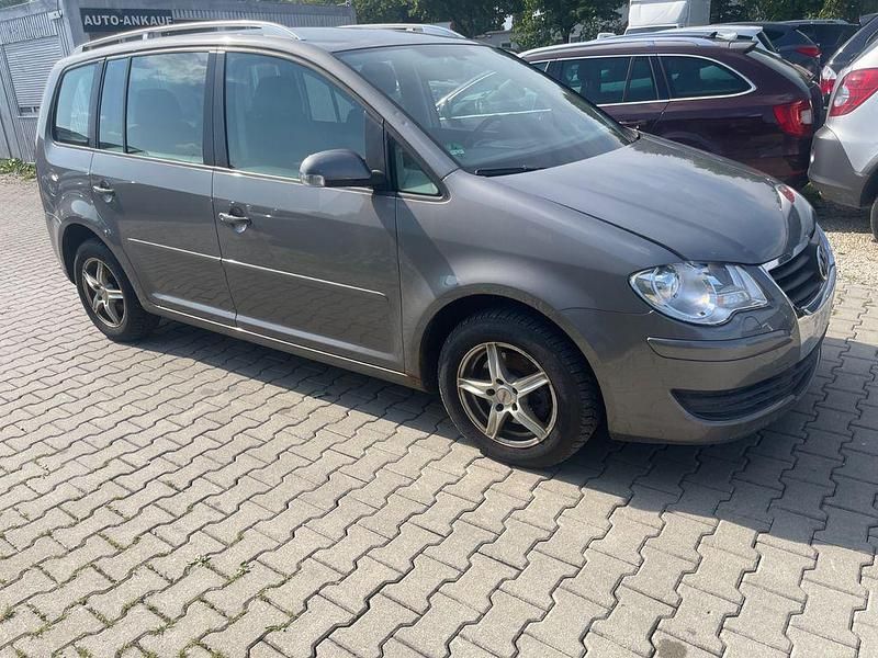 Grau Gebraucht 2010 VW Touran Trendline Van / Kleinbus | 2.590 € (Superpreis) - Bild 1/4