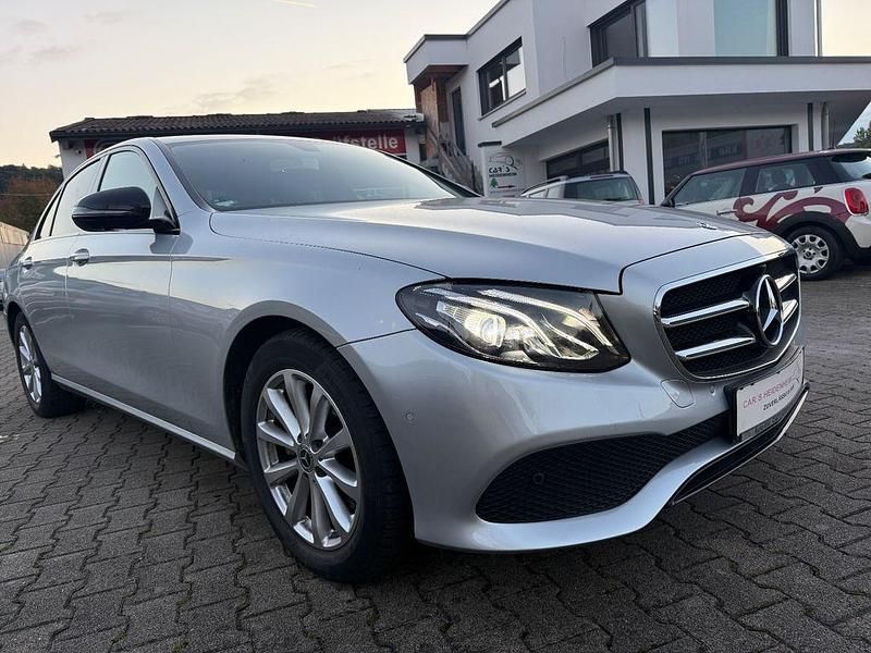 Silber Gebraucht 2019 Mercedes E200 Limousine | 31.000 € (Teuer) - Bild 1/4