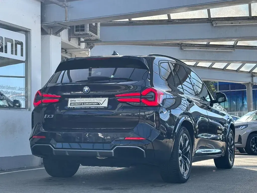 Gebraucht BMW iX3 Shadowline 210 kW (286 PS) 2023 M carbonschwarz (metallic) SUV