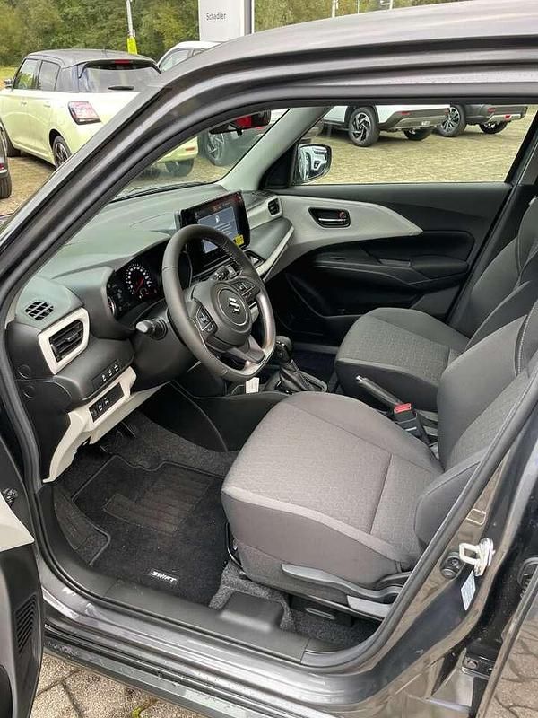 Neu Suzuki Swift Comfort 83 PS (61 kW) 2025 Rot Kleinwagen