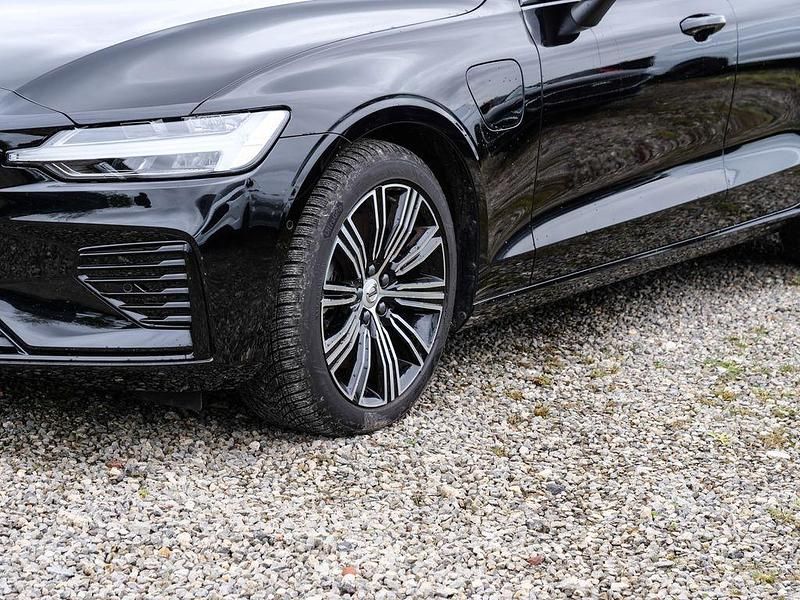 Gebraucht Volvo V60 Plus 398 PS (292 kW) 2025 Onyx black / metallic Kombi