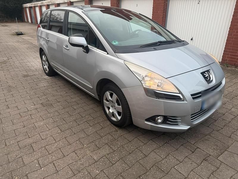 Gebraucht Peugeot 5008 Premium 156 PS (114 kW) 2011 Silber Van / Kleinbus