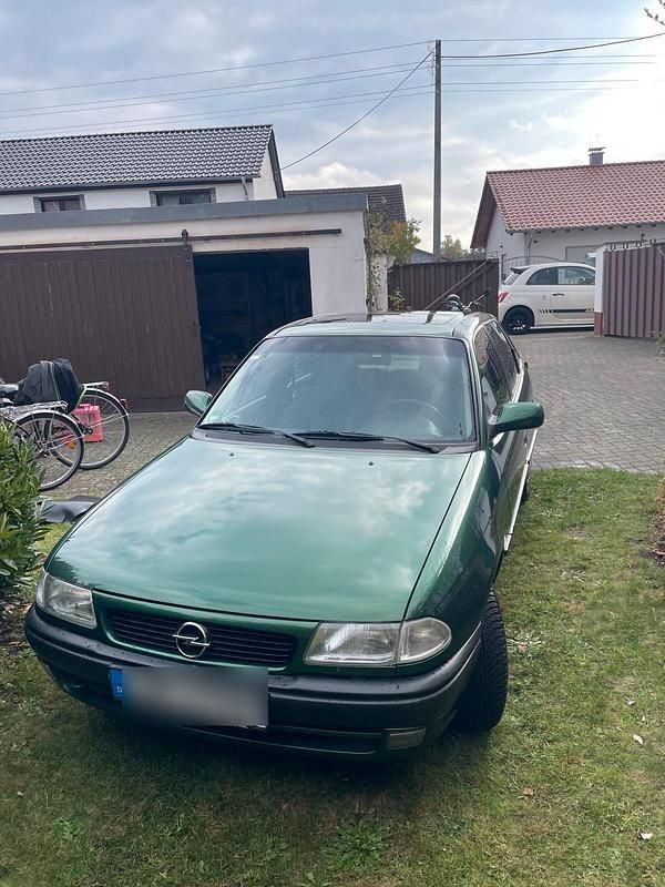 Grün Gebraucht 1996 Opel Astra Limousine | 2.800 € - Bild 1/4