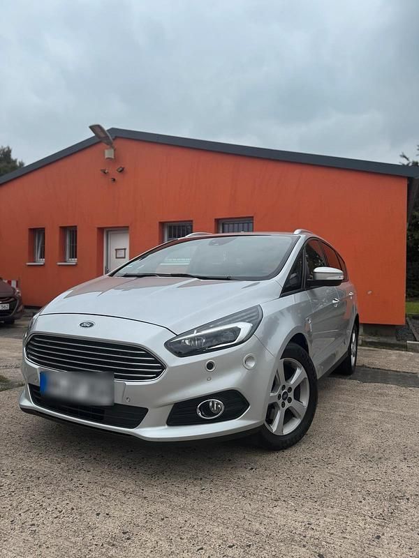 Silber Gebraucht 2020 Ford S-MAX Titanium Van / Kleinbus | 14.500 € - Bild 1/4