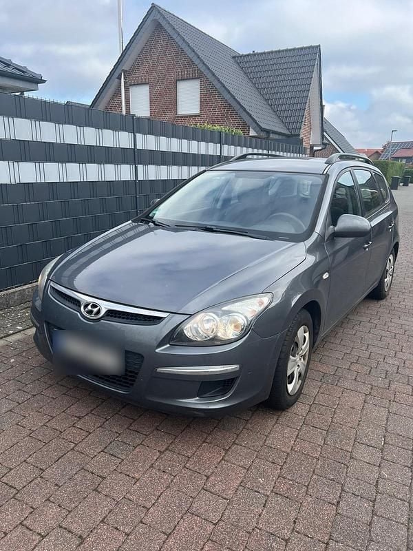 Grau Gebraucht 2010 Hyundai i30 Kombi | 900 € (Superpreis) - Bild 1/4