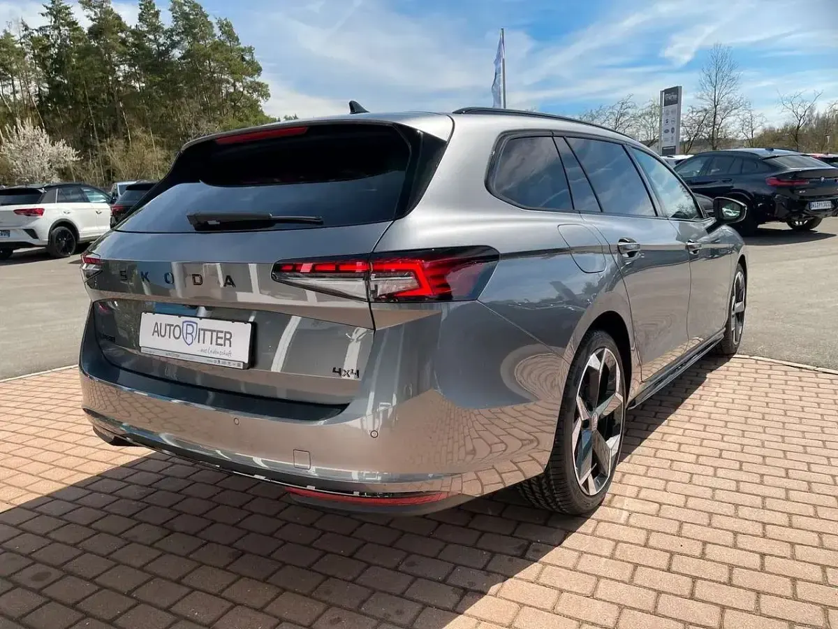 Neu Skoda Superb SportLine 265 PS (194 kW) 2026 Grau Kombi