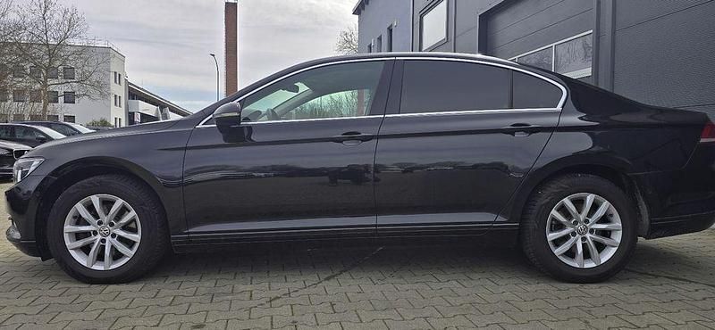 Gebraucht VW Passat Comfortline 120 PS (88 kW) 2018 Schwarz Limousine