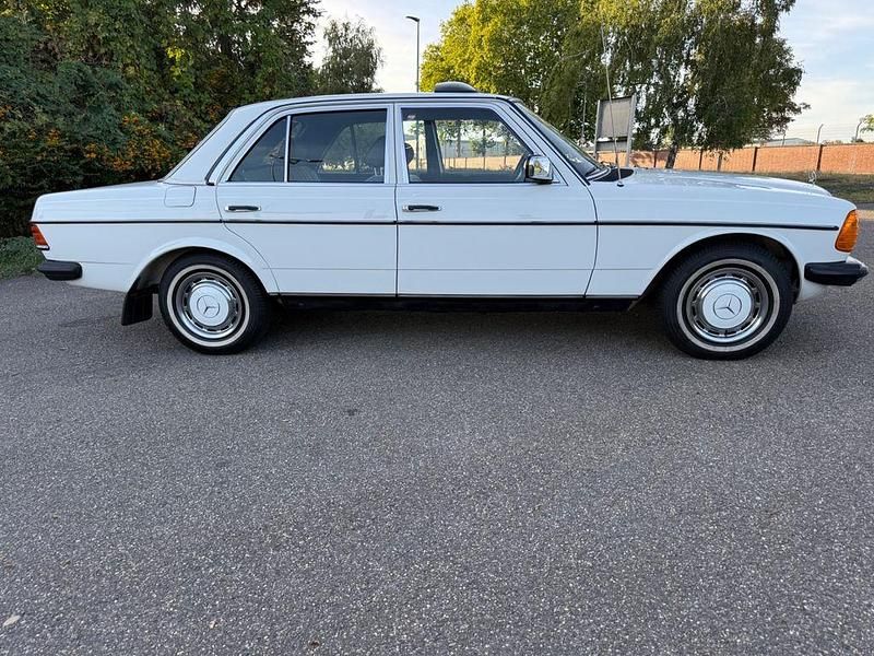 Weiß Gebraucht 1982 Mercedes 240 Limousine | 12.500 € - Bild 1/4