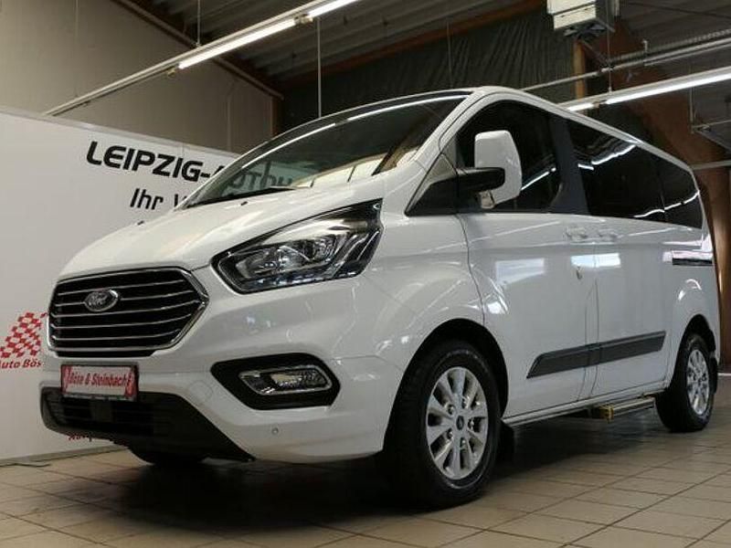 Weiß Gebraucht 2021 Ford Tourneo Connect Van / Kleinbus | 25.774 € (Fairer Preis) - Bild 1/4