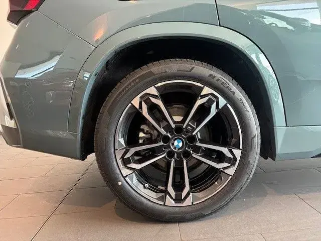 Neu BMW iX1 M Sport 225 kW (306 PS) 2026 Cape york grün metallic SUV
