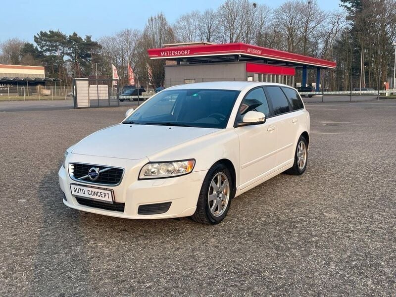 Weiß Gebraucht 2012 Volvo V50 Kinetic Kombi | 3.999 € (Fairer Preis) - Bild 1/4