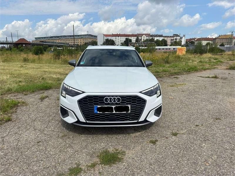 Weiß Gebraucht 2021 Audi A3 Edition .1 Kleinwagen | 27.000 € (Fairer Preis) - Bild 1/4