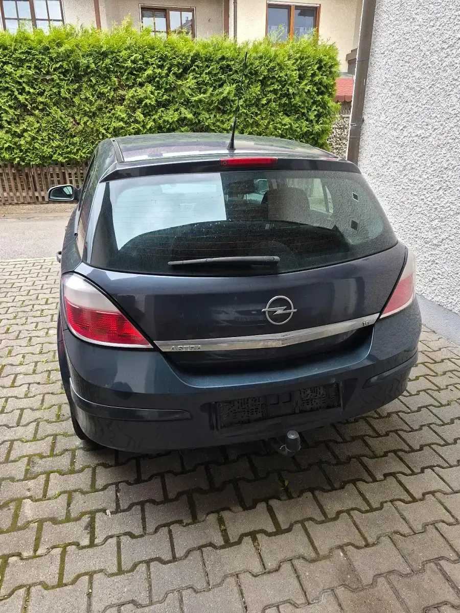 Używany Opel Astra 105 KM (77 kW) 2006 Niebieski Hatchback