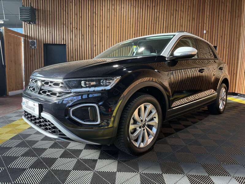 Deep black perleffekt Gebraucht 2024 VW T-Roc Style SUV | 28.990 € (Fairer Preis) - Bild 1/4