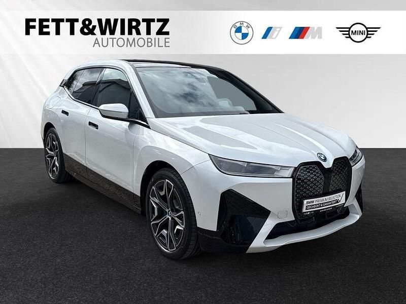 Mineralweiss Gebraucht 2022 BMW iX Sport Line SUV | 48.490 € (Fairer Preis) - Bild 1/3