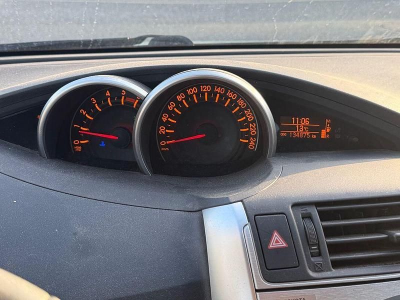 Gebraucht Toyota Verso 126 PS (92 kW) 2010 Weiß Van / Kleinbus