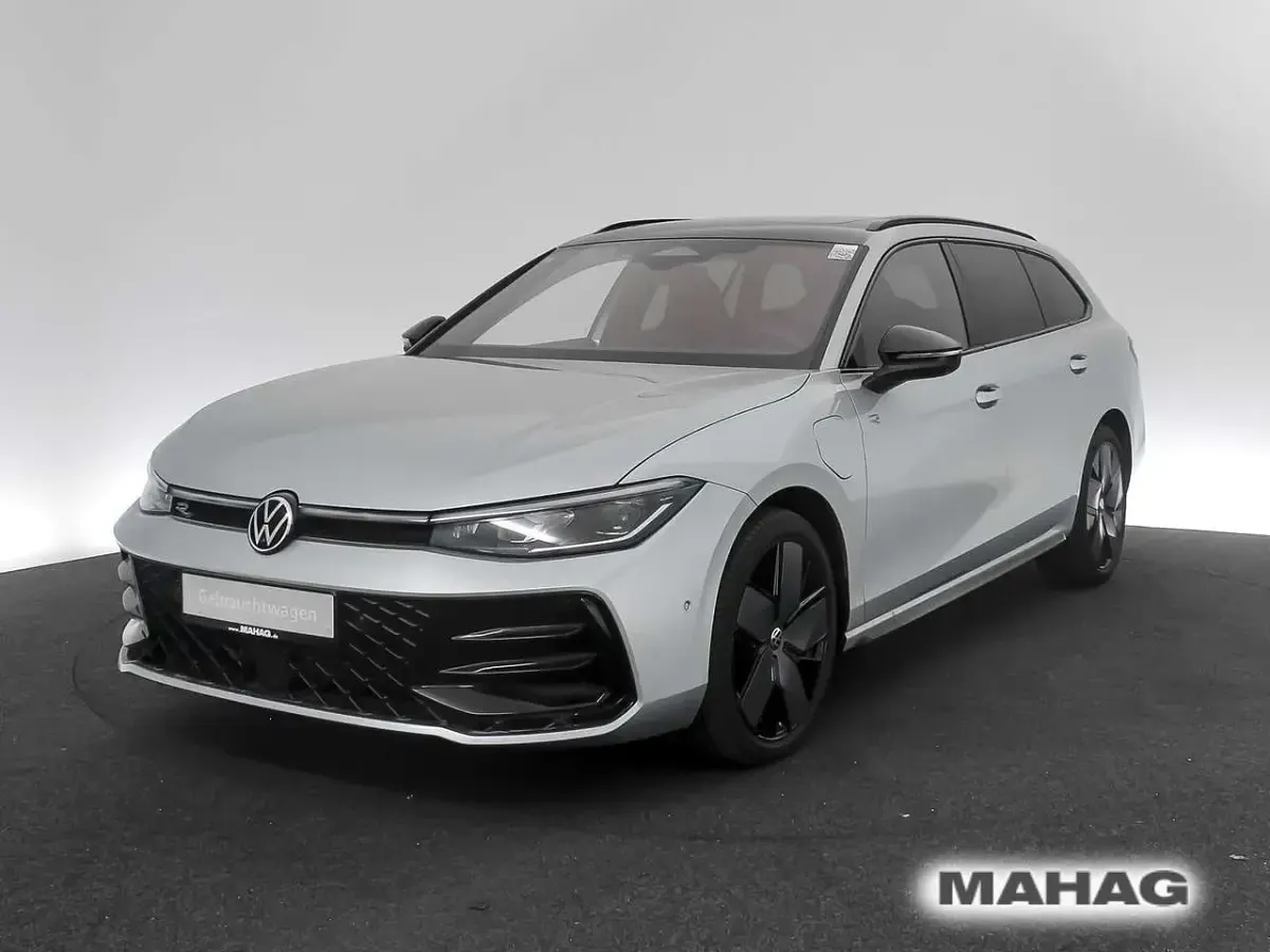 Gebraucht VW Passat IQ Drive 177 PS (130 kW) 2025 Oyster silver metallic/grenadi Kombi