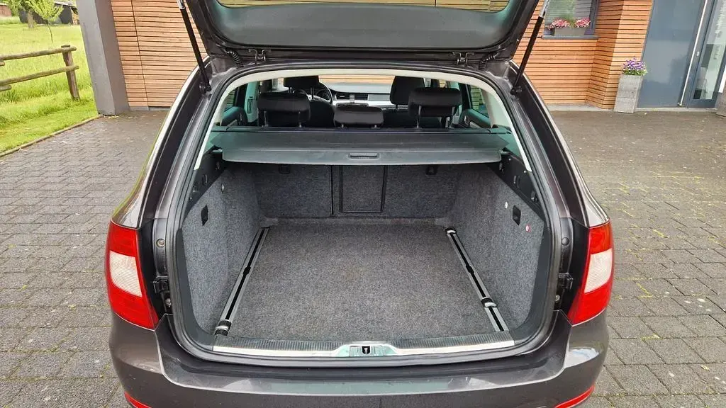 Używany Skoda Superb Elegance 140 KM (102 kW) 2010 Brązowy Kombi