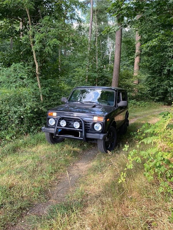 Schwarz Gebraucht 2016 Lada Urban SUV | 8.750 € (Teuer) - Bild 1/4
