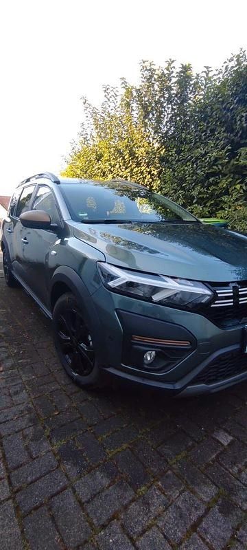 Grün Gebraucht 2025 Dacia Jogger Extreme Kombi | 21.950 € (Fairer Preis) - Bild 1/4