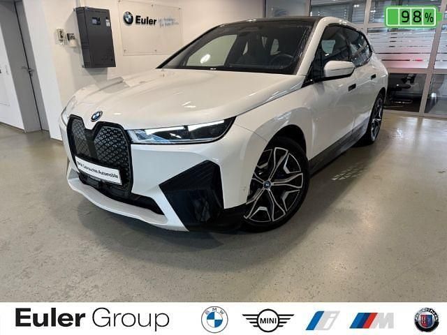 Weiss Gebraucht 2023 BMW iX SUV | 65.888 € (Fairer Preis) - Bild 1/3
