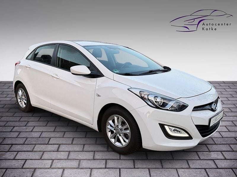 Gebraucht Hyundai i30 Edition 99 PS (72 kW) 2014 Weiß Limousine