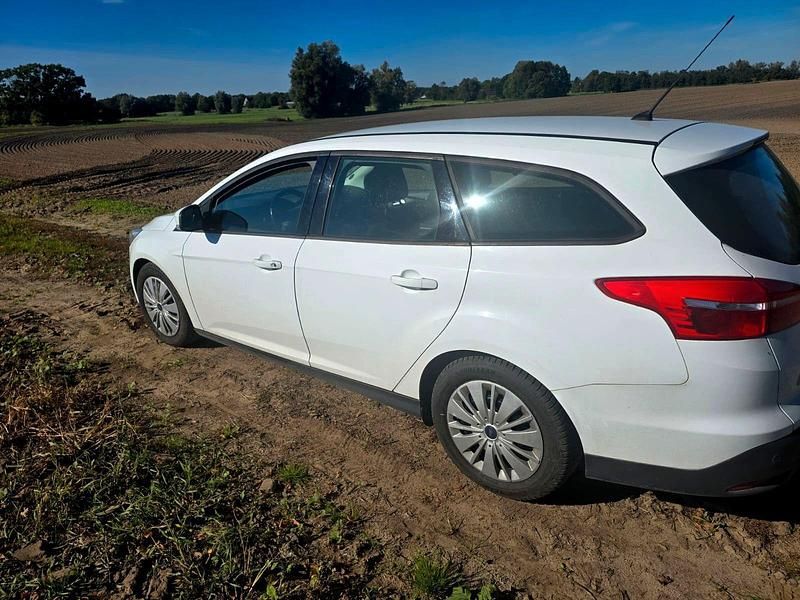 Weiß Gebraucht 2015 Ford Focus Kombi | 8.499 € (Guter Preis) - Bild 1/4