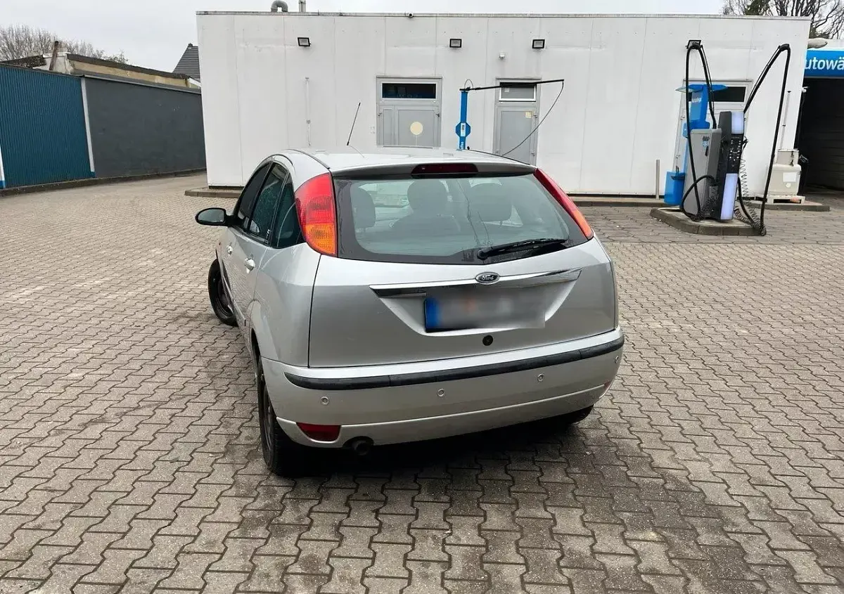 Usado Ford Focus 115 CV (84 kW) 2002 Plateado Berlina