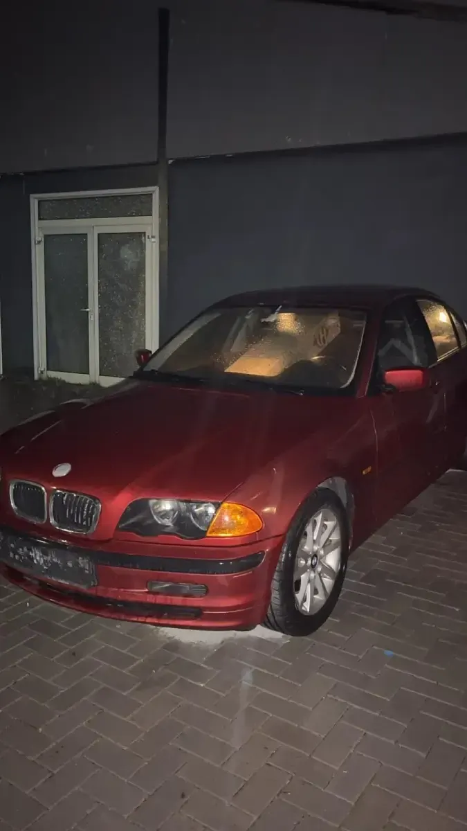 Używany BMW 320 Basis 170 KM (125 kW) 2001 Czerwony Sedan/Limuzyna