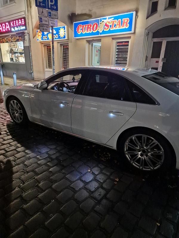 Second-hand Audi A8 351 CP (258 kW) 2011 Alb Berlinǎ